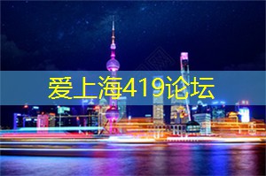 四周环绕着一片郁郁葱葱的树林
